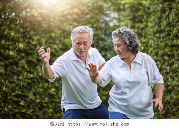 亚洲情侣穿着白衬衫在公园练习运动